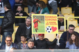 Uno striscione dedicato a Giorgio Corona, atteso ex al "Ceravolo" (foto Paolo Furrer)