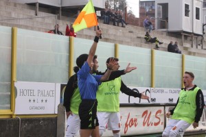 La discussa segnalazione del guardalinee Carovigno, che ha di fatto annullato il gol di Izzillo
