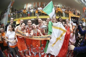 La festa delle giocatrici di Schio epr il settimo scudetto