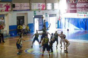 La palla a due del match fra Costa d'Orlando e Scafati