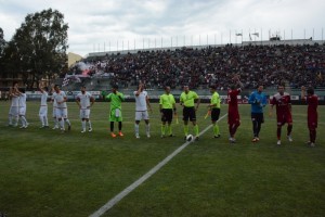 Le due squadre a centrocampo