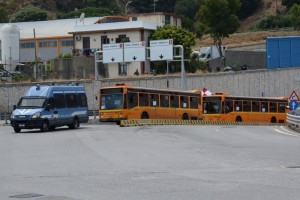 I tifosi della Reggina a bordo dei pullman che li hanno scortati al San Filippo