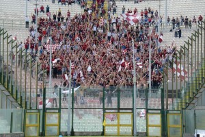 Il settore ospiti invaso dai tifosi della Reggina (foto Paolo Furrer)