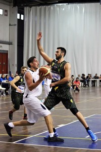 Duello sotto canestro fra Grasso e Brunetti