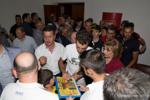 Vincenzo Nibali mentre autografa la prima pagina dedicata al Tour De France 