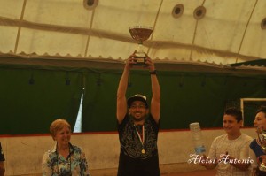 Il capitano Emanuele Minissale alza il trofeo
