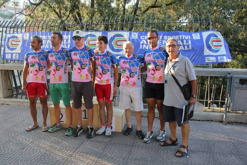 la foto dei vincitori della maglie del Giro d'Italia CSAIn con da sinistra:
