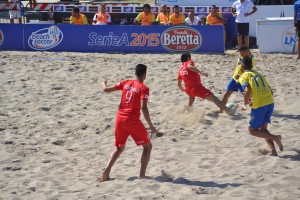 Zingales contende un pallone
