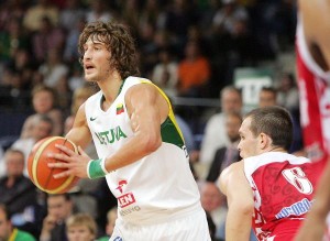 Simas Jasaitis con la canotta della Nazionale lituana