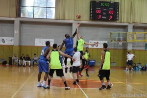 La palla a due del test amichevole tra Viola e Upea