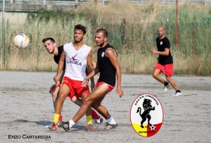 Un momento dell'amichevole tra Igea Virtus e Iniziativa
