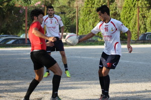 Granata (a destra) in azione durante un'amichevole