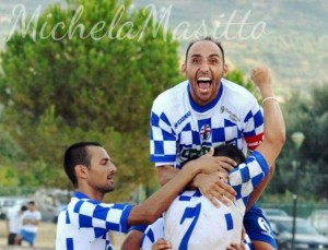 Mario Russo celebra un gol 