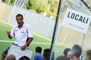 Mister Ferrara impartisce gli schemi ai suoi giocatori