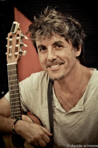 Il cantautore Tony Canto