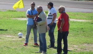 Alcuni componenti dello staff a Villafranca: spicca il team manager Ciccio Alessandro