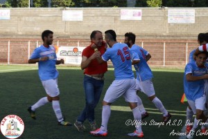 L'abbraccio dei giocatori a Venuto