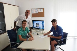 Il momento della firma del prolungamento di contratto di Laquintana