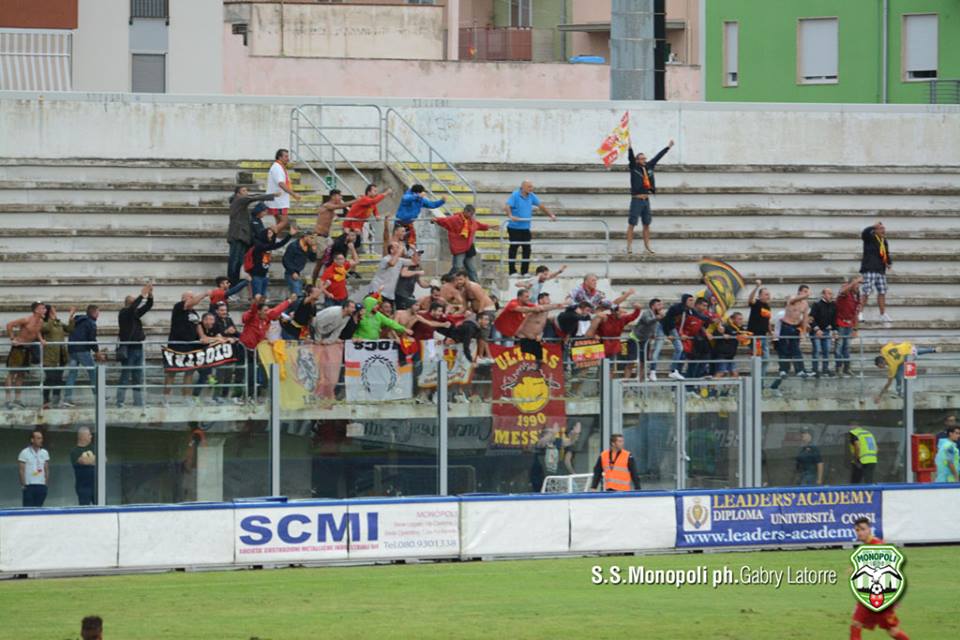 L'esultanza dei tifosi del Messina dopo l'1-1