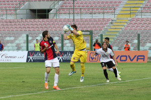 Un'uscita del portiere silano Perina (foto Denaro)