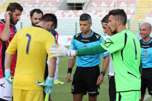 Il saluto tra i capitani prima del via