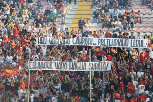 Uno striscione con le "richieste" della Curva Sud