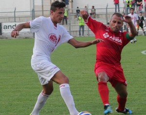 Ancora l'esterno difensivo Barilaro in azione con la maglia dell'Ancona