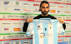 Guazzo in posa con la maglia dell'Entella. Per lui in carriera 96 reti in 302 gare