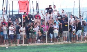 I numerosi sostenitori presenti a bordo campo a Mili Marina