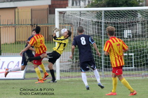Germanò in lotta con Paratore per un pallone conteso