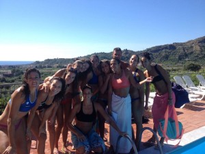 Le ragazze della Mam S. Teresa in piscina