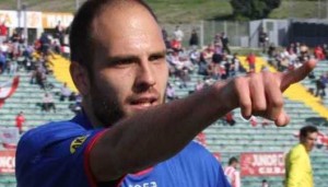 Una dedica dopo una delle 21 reti realizzate ad Ancona nell'ultimo biennio