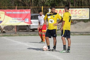 Il Camaro batte il calcio d'inizio