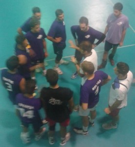 Mister Tamburello da indicazioni ai suoi uomini durante un time-out