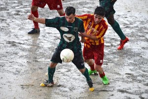 Un duello a centrocampo sotto la pioggia (foto Isolino)