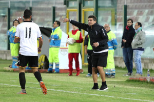 Arturo Di Napoli si sbraccia in panchina