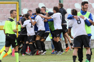 La gioia irrefrenabile di squadra e panchina per il gol del successo