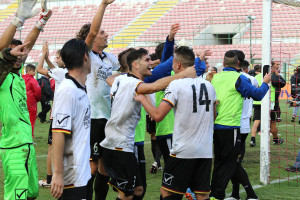 L'esultanza dei giocatori del Messina sotto la curva (foto Denaro)