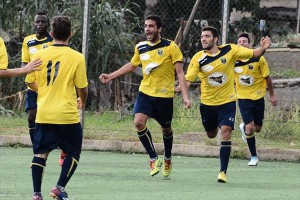 Bonamonte esulta dopo avere siglato il gol partita