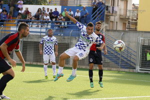 Biondo conclude di testa su calcio d'angolo. Linguaglossa risponde con una super parata.