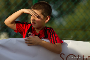 L'attenzione di un piccolo calciatore