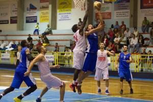 Costa d'Orlando - Gravina, si lotta sotto coanestro