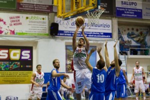 Luca Sgrò al tiro da sotto