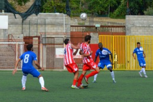 Pallone conteso a centrocampo (foto Di Carlo)
