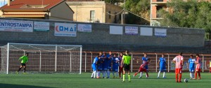 Calcio di punizione battuto da Calafiore nella foto di Arianna Di Carlo