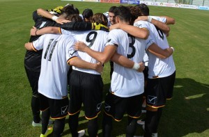 L‘abbraccio della squadra nel pre-partita