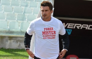 Arturo Di Napoli con la maglietta e la dedica per Labonia