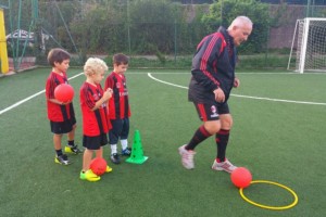 Giovanni Lorini mentre insegna ai piccoli del vivaio rossonero