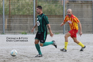 Fugazzotto con alle spalle il difensore Spinella