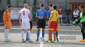 Il saluto tra le due squadre ad inizio partita